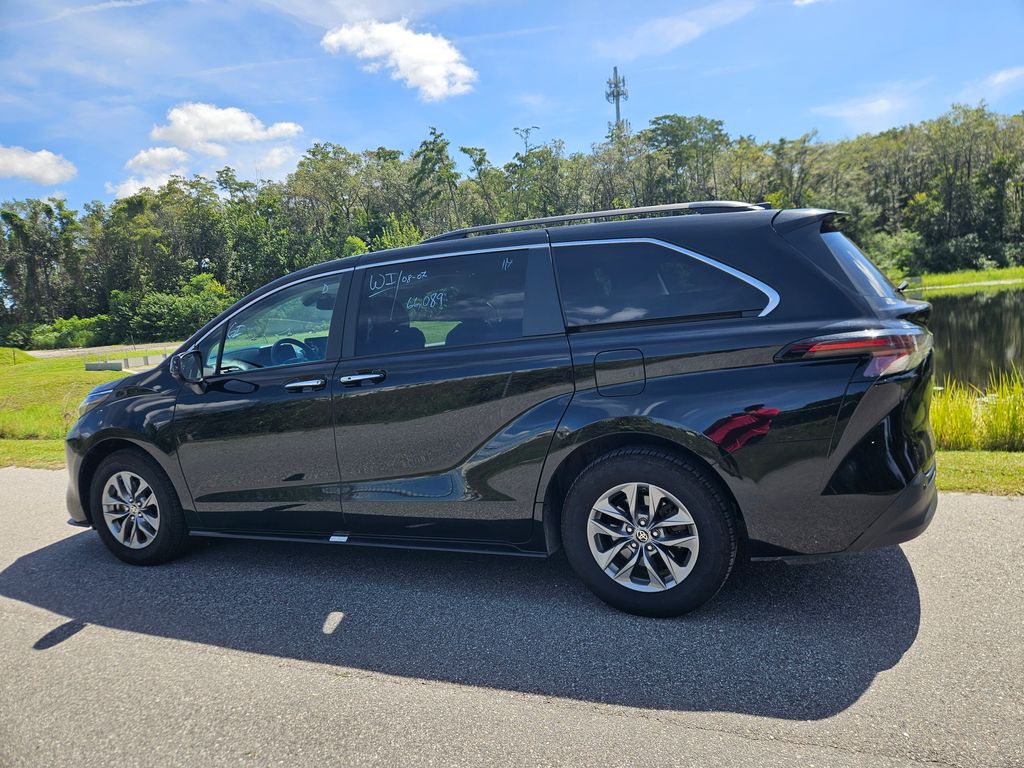 Thumbnail: 2024 Toyota Sienna - 3