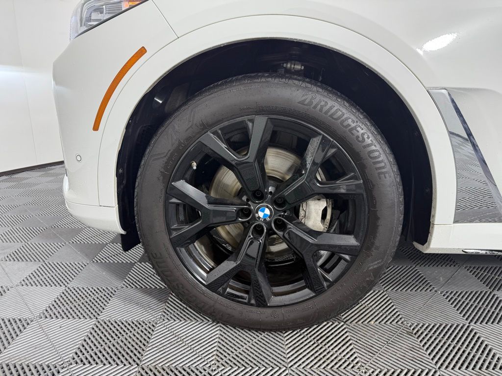 2022 BMW X7 xDrive40i 9