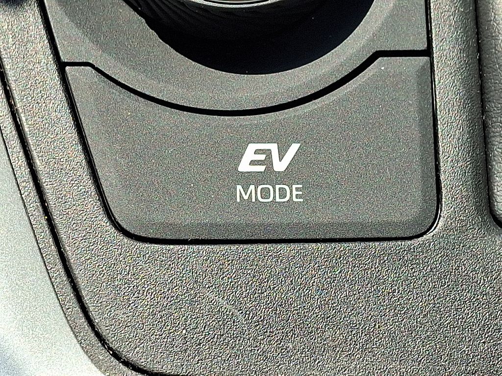 2021 Toyota RAV4 XLE 26