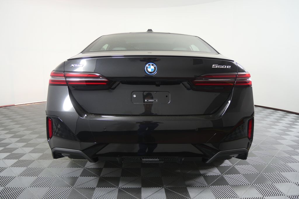 Thumbnail: 2027 BMW 5 Series - 4