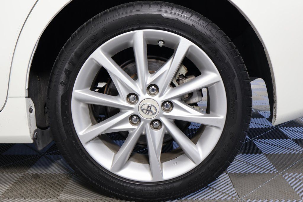 Thumbnail: 2012 Toyota Prius v - 15