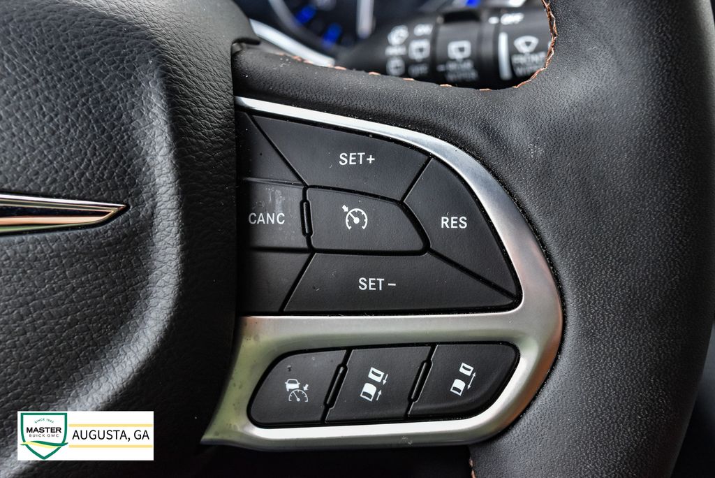 Used 2025 Chrysler Pacifica Van