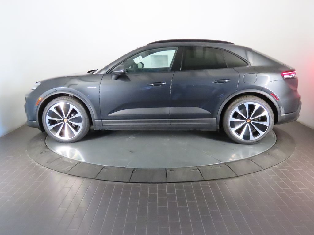 Thumbnail: 2026 Porsche Macan - 2