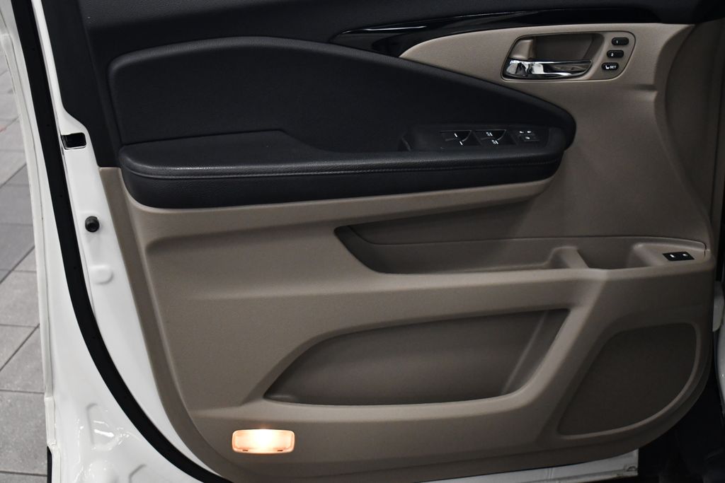 Thumbnail: 2019 Honda Pilot - 16