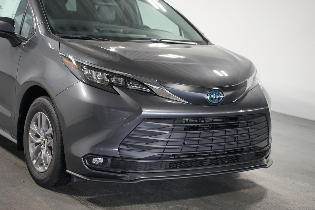 Thumbnail: 2025 Toyota Sienna - 4