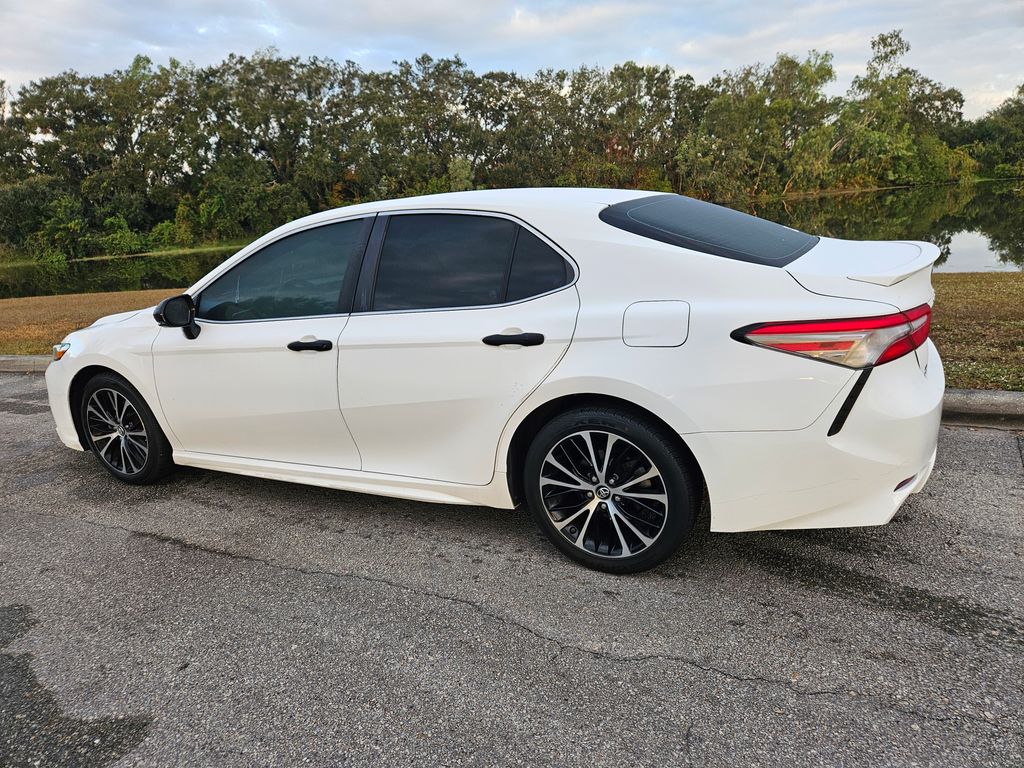 2018 Toyota Camry SE 3