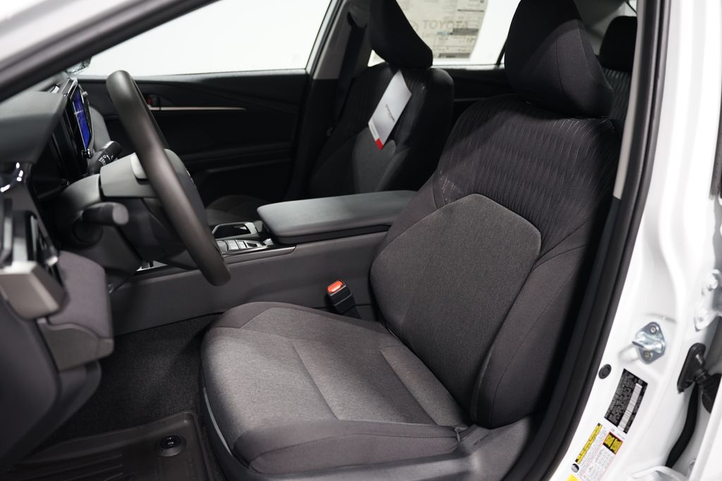 2025 Toyota Camry LE 27