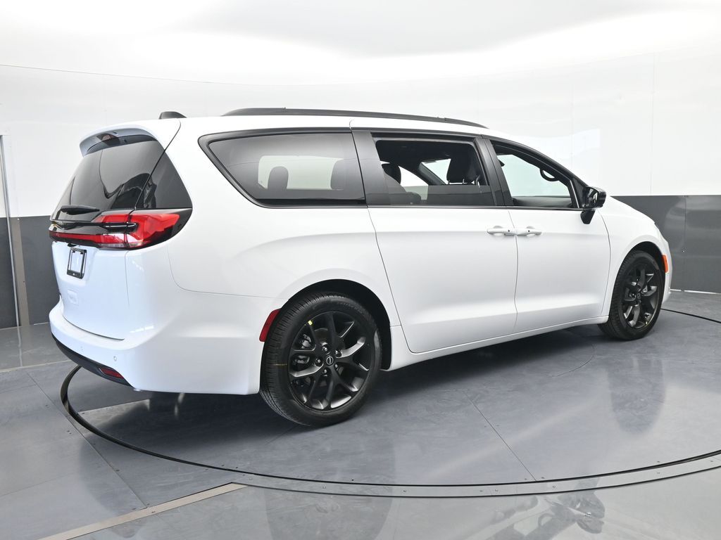 New 2026 Bright White Clearcoat Chrysler Select image 6