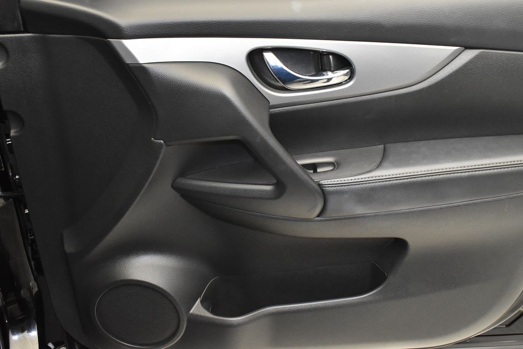 2020 Nissan Rogue Sport SL 27