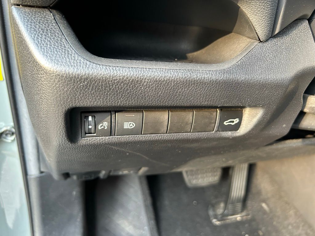 2021 Toyota RAV4 XLE 18