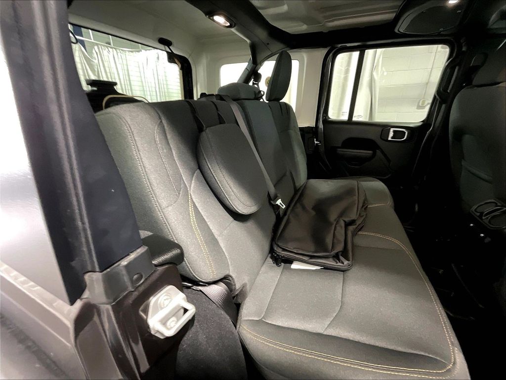 2024 Jeep Wrangler — photo 16