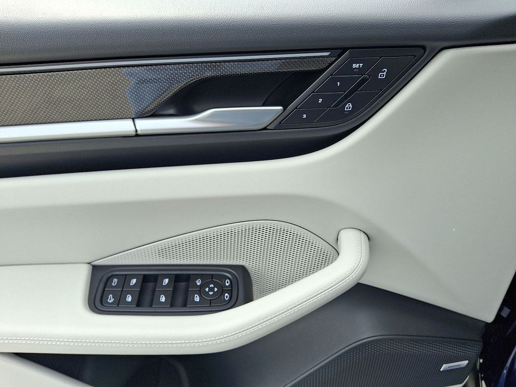 Thumbnail: 2025 Porsche Macan - 15