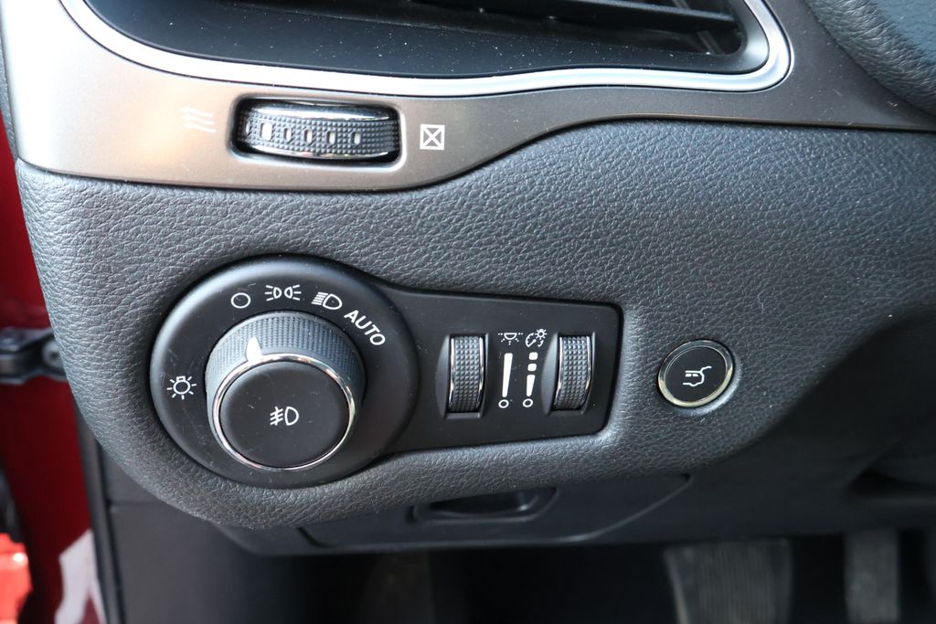 Thumbnail: 2021 Jeep Cherokee - 14