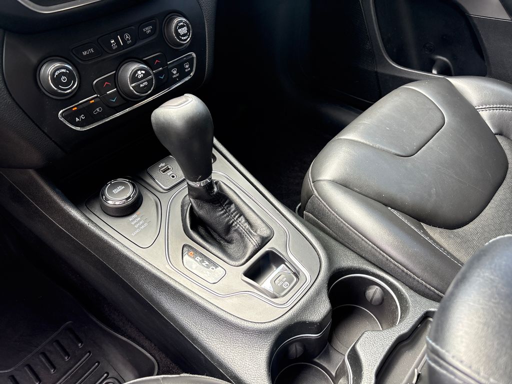 Used 2019 Silver Jeep Latitude Plus image 28