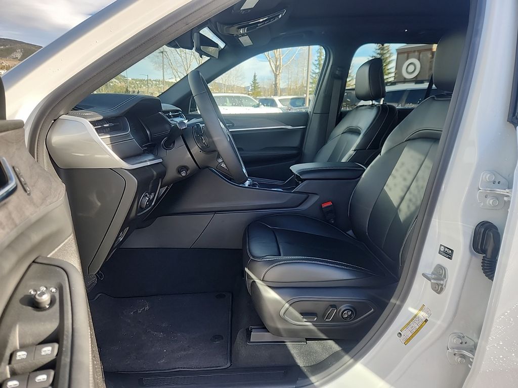 new 2025 Jeep Grand Cherokee car, priced at $47,990