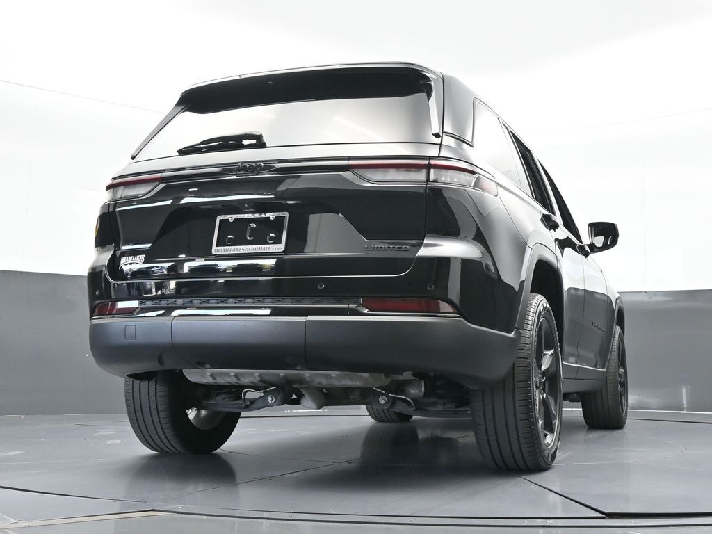 Used 2023 Diamond Black Crystal Pearlcoat Jeep Limited image 62