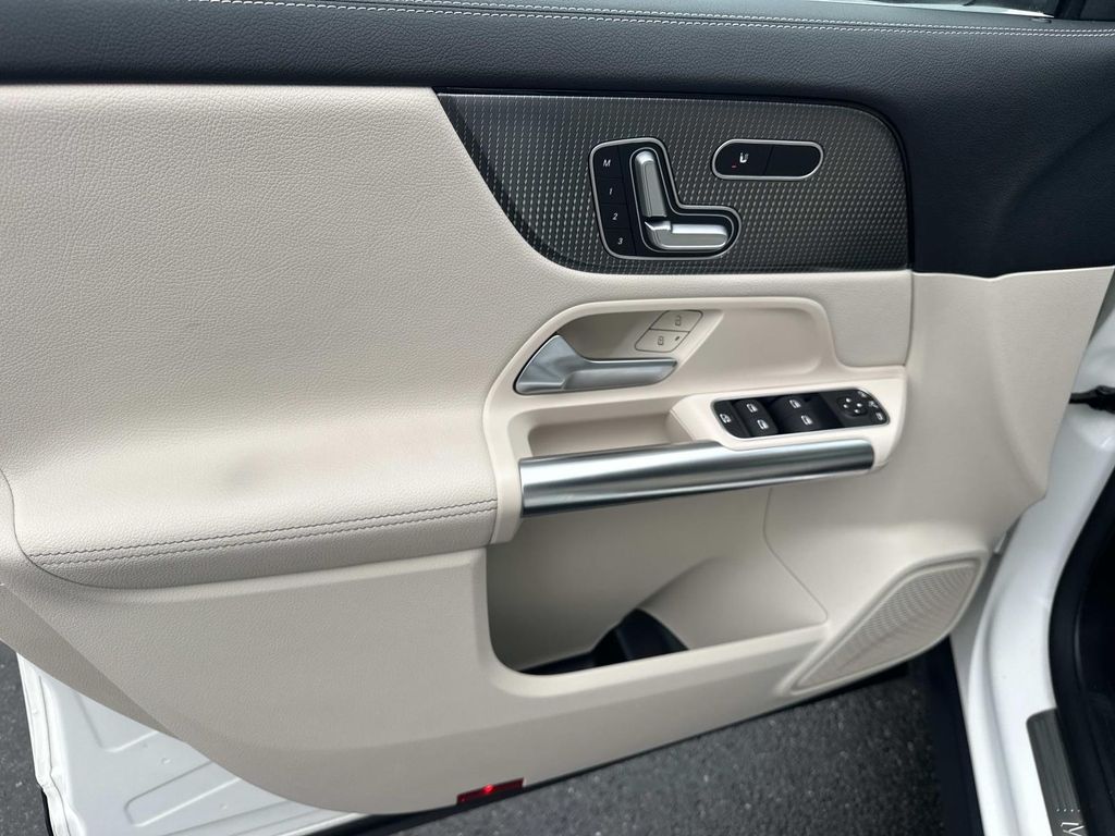 Thumbnail: 2022 Mercedes-Benz GLA - 28