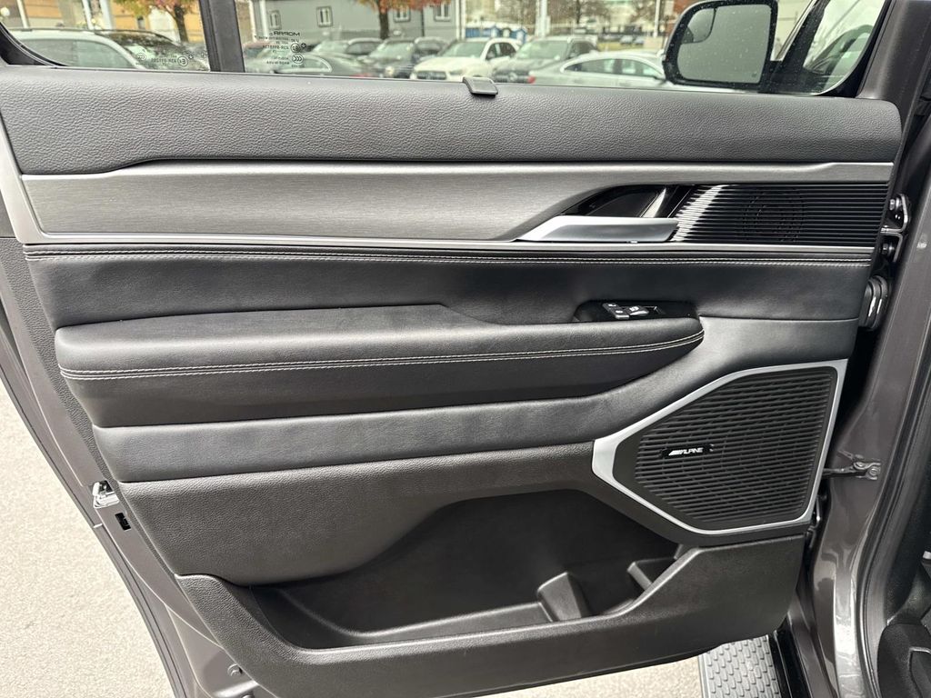 Thumbnail: 2025 Jeep Wagoneer - 31