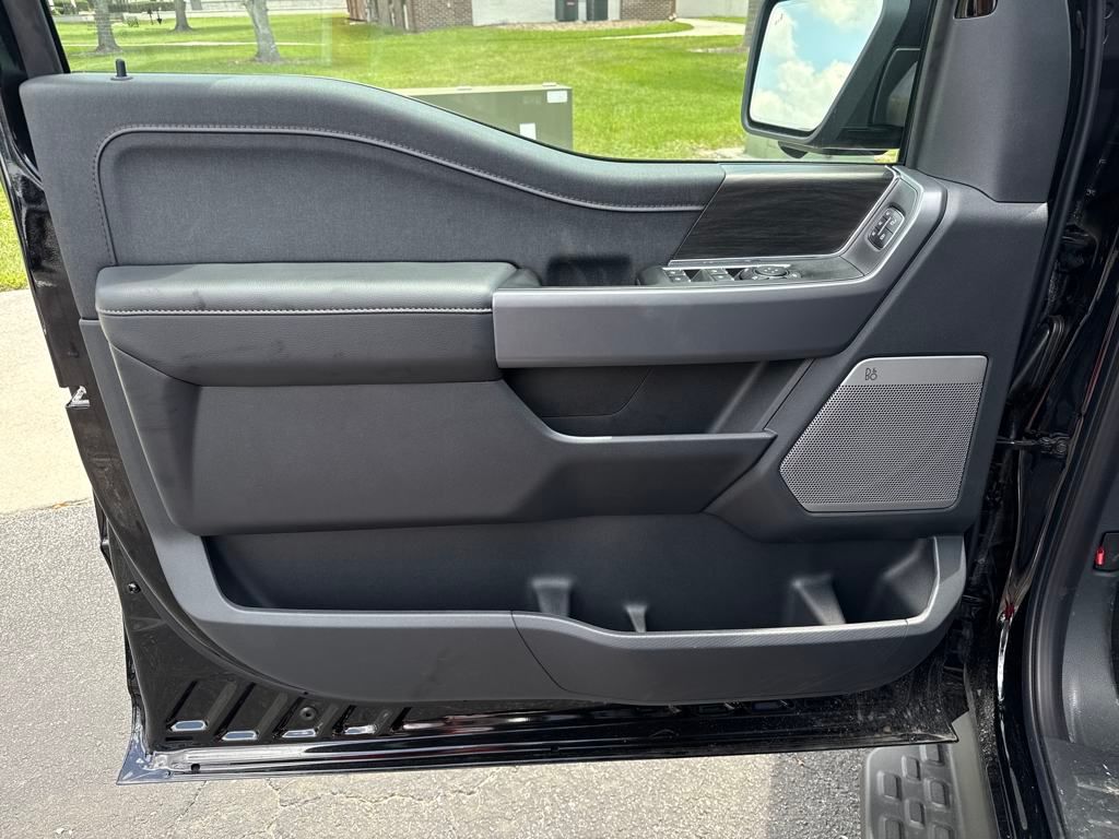 2025 Ford F-150 Lightning Lariat photo 12