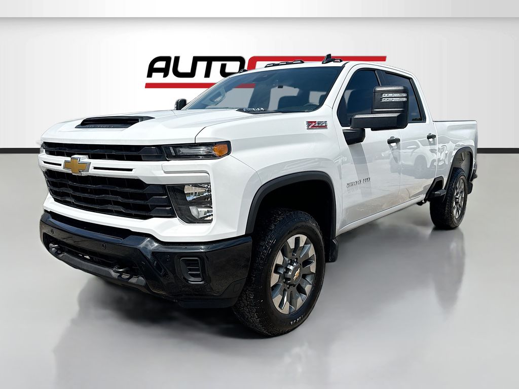 Used 2025 White Chevrolet Custom image 3