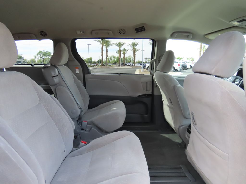 2020 Toyota Sienna LE 21
