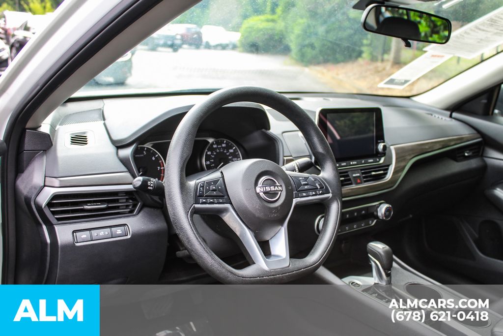 Used 2025 White Nissan 2.5 SV image 24