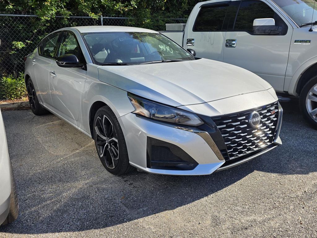 Brilliant Silver Metallic 2024 Nissan Altima 2.5 SR FWD Sedan Front-Wheel Drive Continuously Variable Transmission
