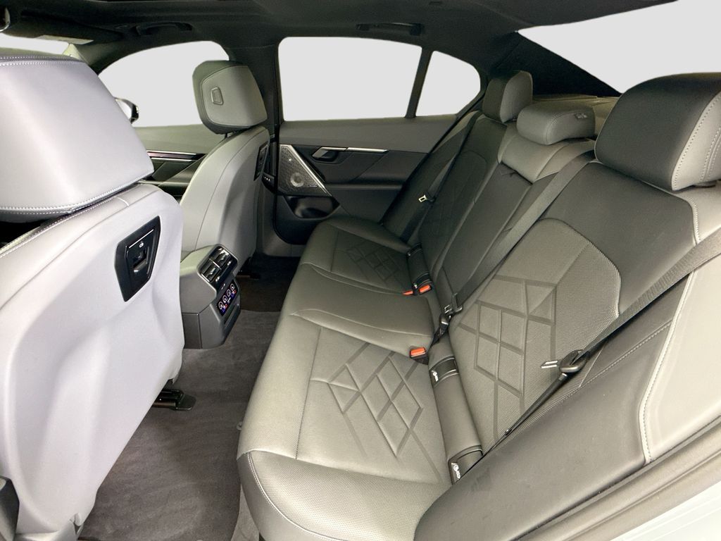 Thumbnail: 2026 BMW i5 - 20