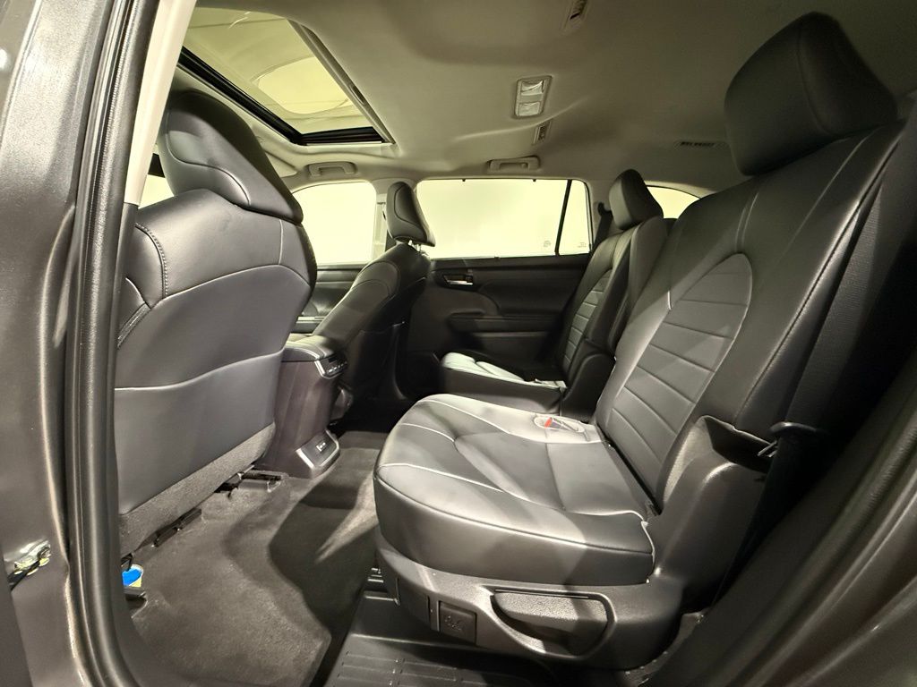 Thumbnail: 2023 Toyota Highlander - 20