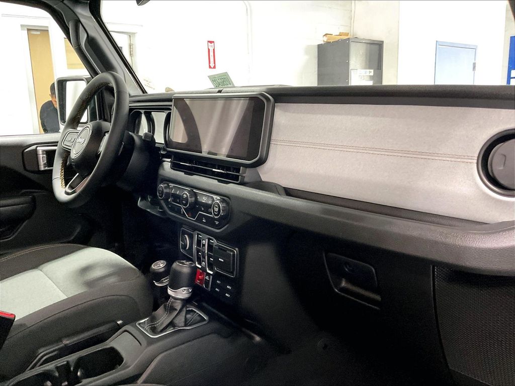 2024 Jeep Wrangler — photo 14