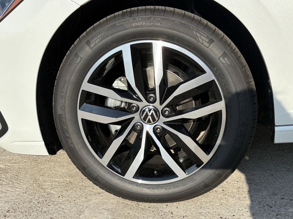 New 2026 White Pearl Volkswagen 1.5T SE image 9