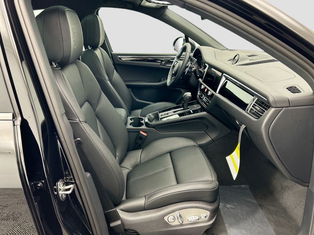 Thumbnail: 2026 Porsche Macan - 22