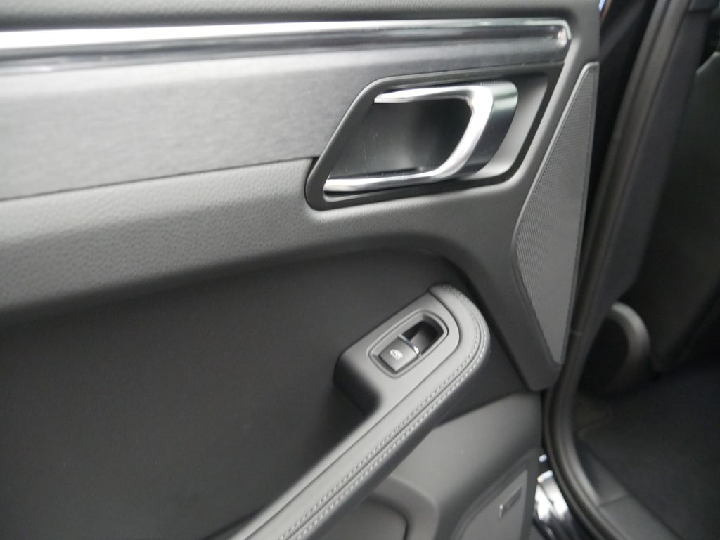 Thumbnail: 2026 Porsche Macan - 18