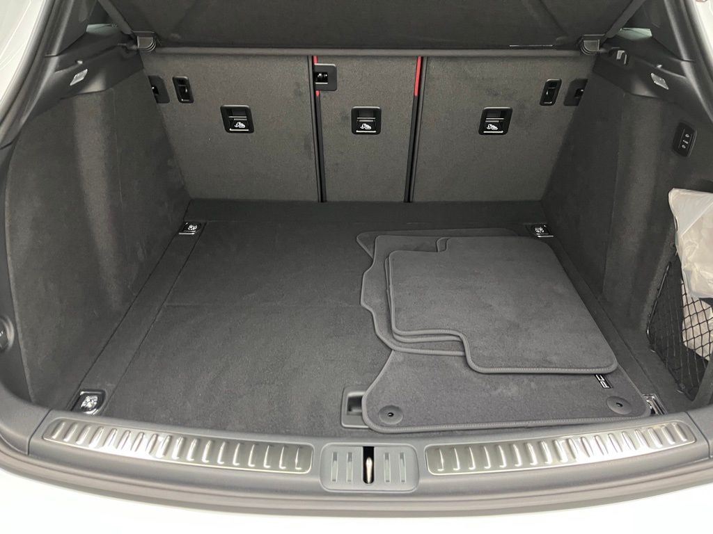 Thumbnail: 2026 Porsche Macan - 29