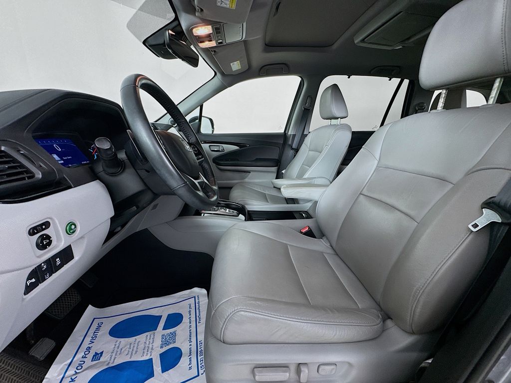 Used Car 2020 Honda Pilot  Touring For Sale Under $30,000 In Austin, Texas