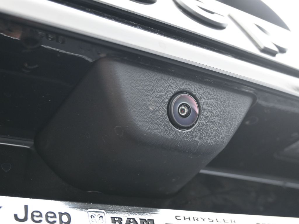 New 2026 Diamond Black Crystal Pearlcoat Jeep Laredo image 34