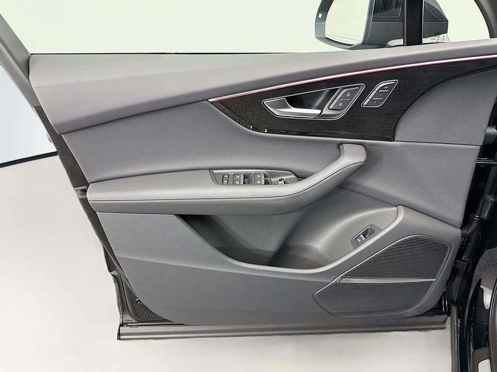 Thumbnail: 2026 Audi Q7 - 23