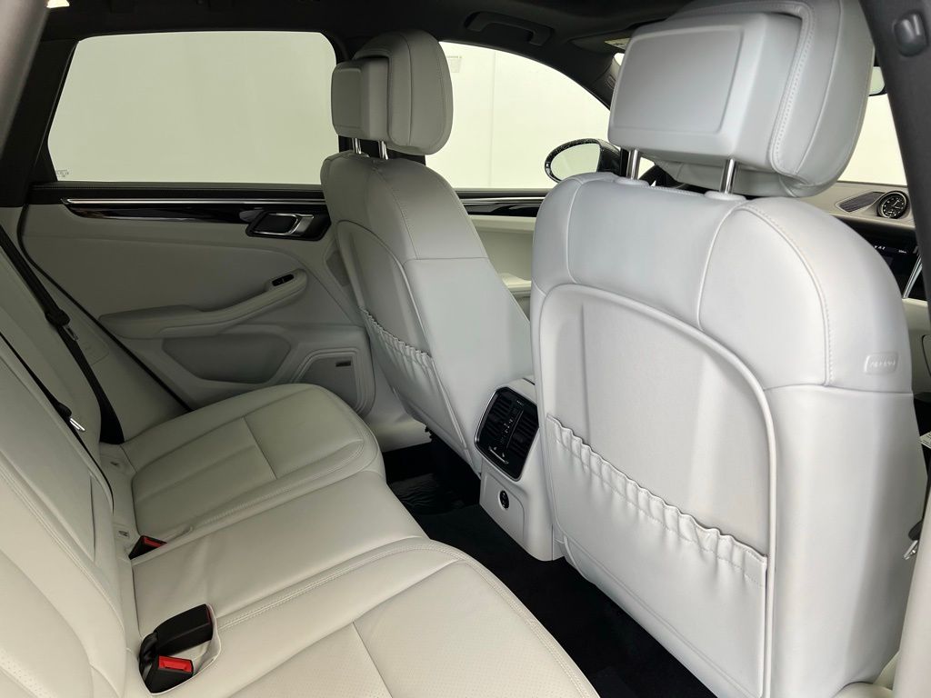 Thumbnail: 2025 Porsche Macan - 16