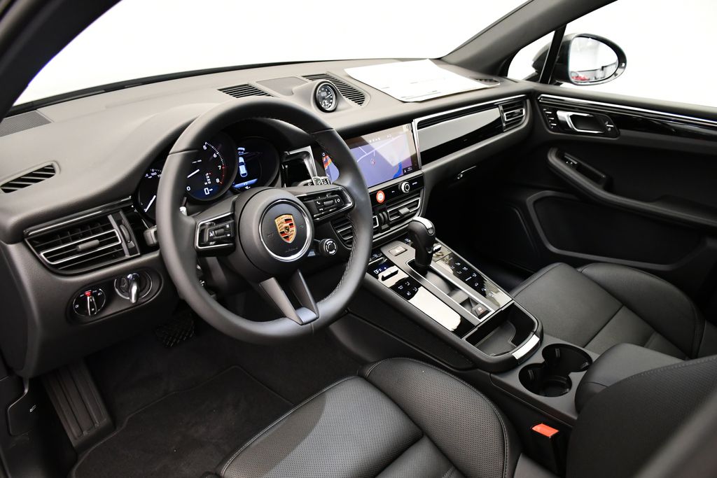 Thumbnail: 2026 Porsche Macan - 4