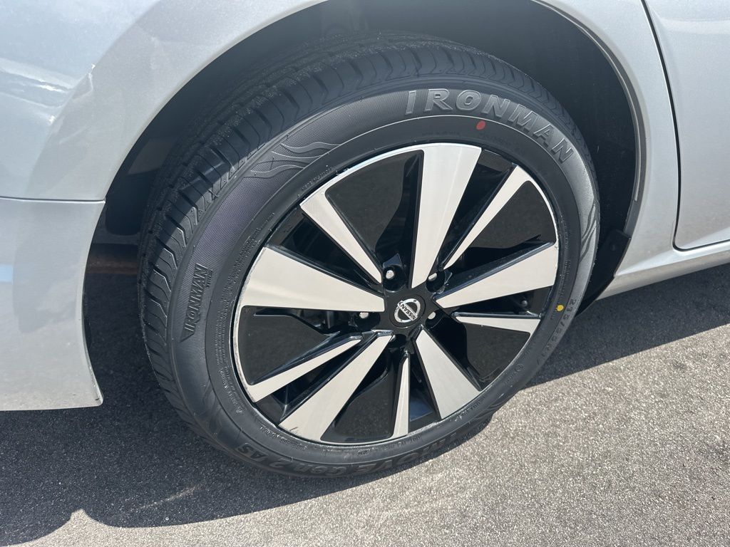 2022 Brilliant Silver Metallic Nissan Altima 2.5 SV FWD Sedan
