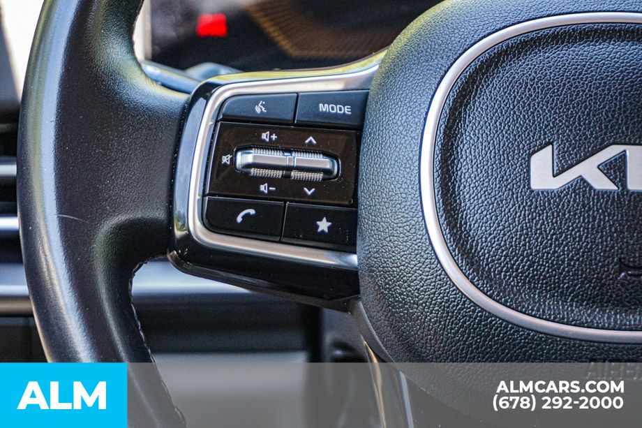 Used 2025 Black Kia LXS image 31