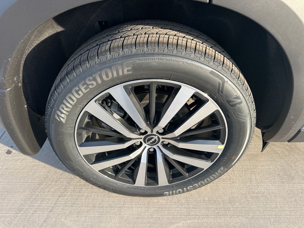 2025 Boulder Gray Pearl Nissan Pathfinder Platinum FWD SUV