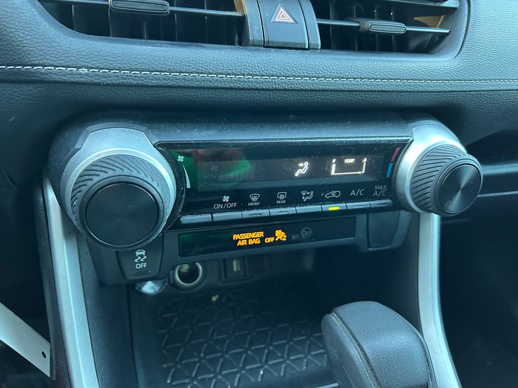 Thumbnail: 2020 Toyota RAV4 - 25