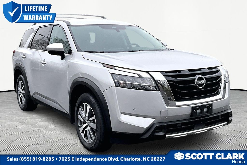 2023 Nissan Pathfinder SL