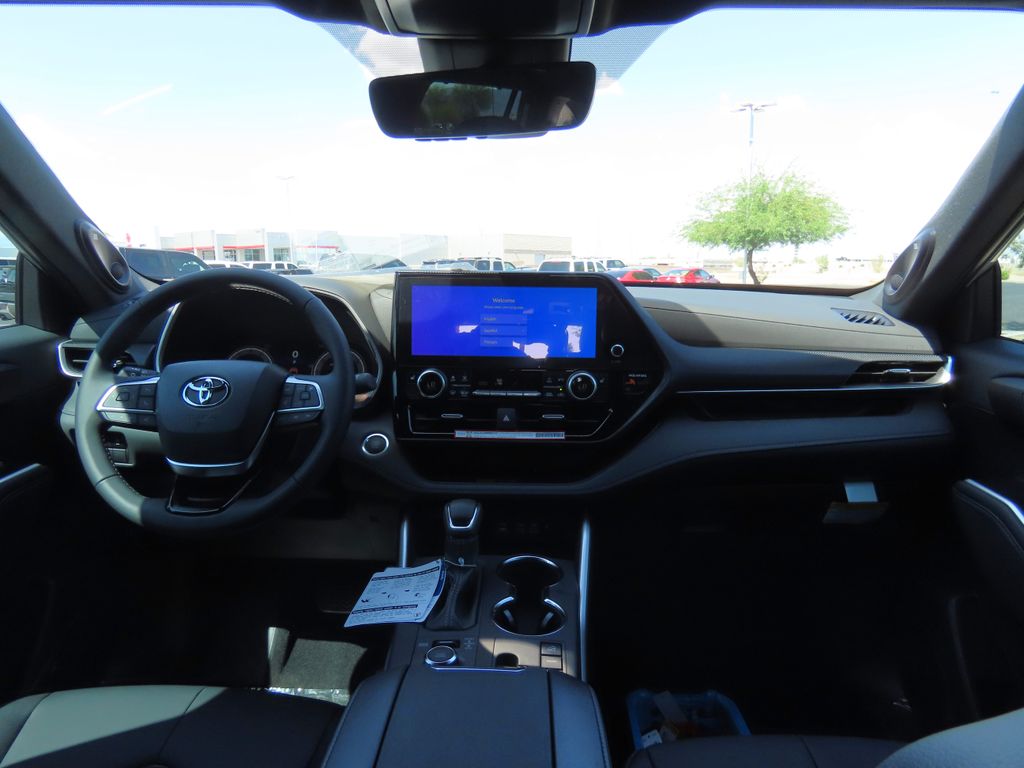 2025 Toyota Highlander XSE 13