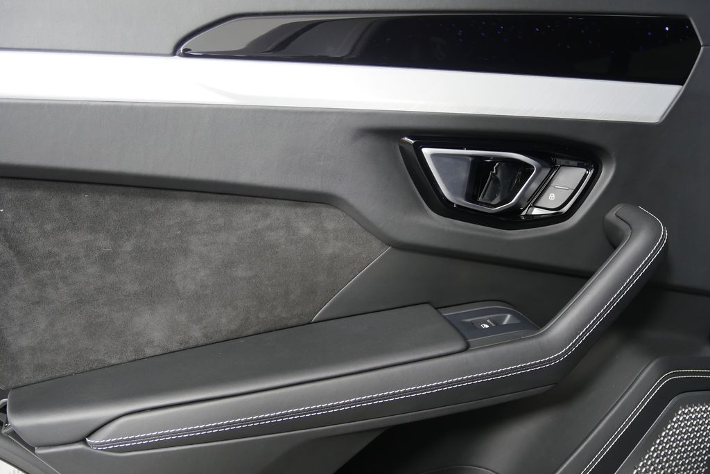 Thumbnail: 2020 Lamborghini Urus - 18