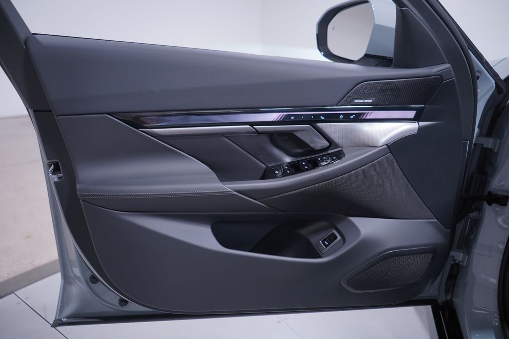 Thumbnail: 2026 BMW i5 - 12