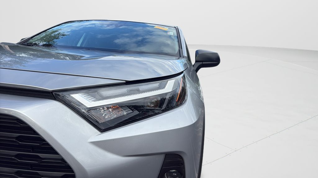 Certified Used 2025 Silver Toyota LE image 27