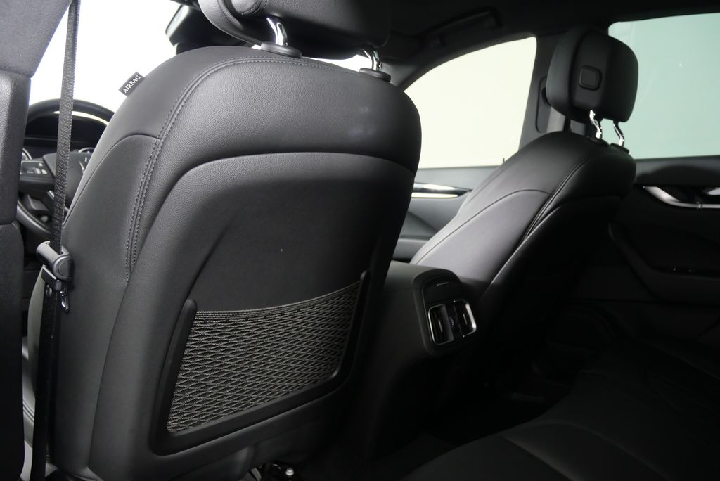 2021 Maserati Levante Base 16
