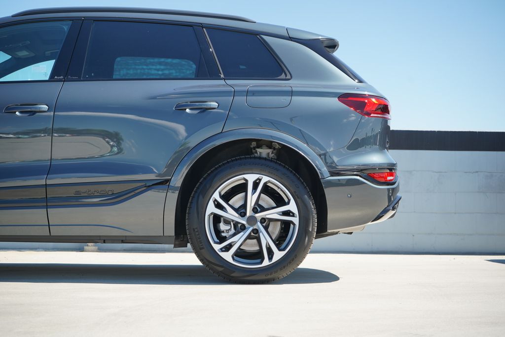 Thumbnail: 2027 Audi Q6 e-tron - 4